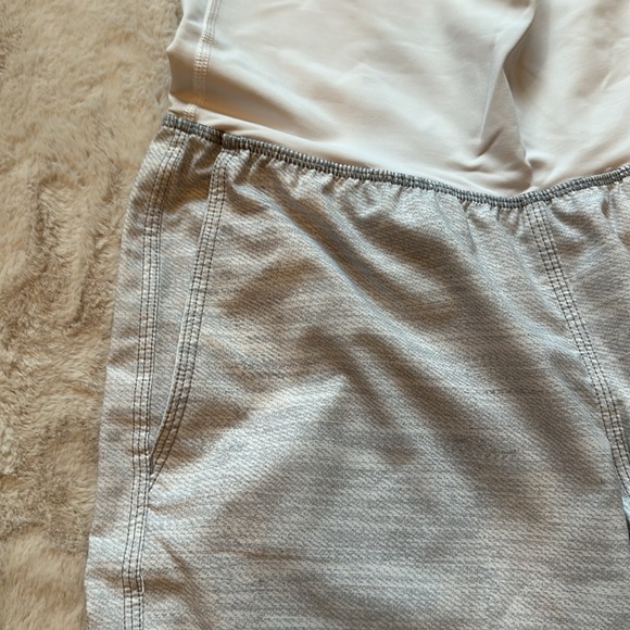 lululemon size 6 crop - Swift material - white and grey - Picture 5 of 12